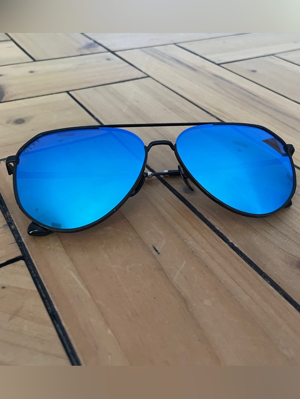 Diff AVIATOR IN MATTE BLACK WITH BLUE MIRROR POLARIZED LENS - Picture 5 of 14
